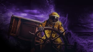 Ein Astronaut in einem gelben Raumanzug steht am Steuerrad eines alten Holzschiffes. Der Hintergrund zeigt einen stürmischen, violetten Himmel mit wirbelnden Wolken. Die Szene vermittelt eine surreale Mischung aus Seefahrt und Weltraumexploration, wobei das antike Schiff in starkem Kontrast zur modernen Raumfahrttechnologie steht.